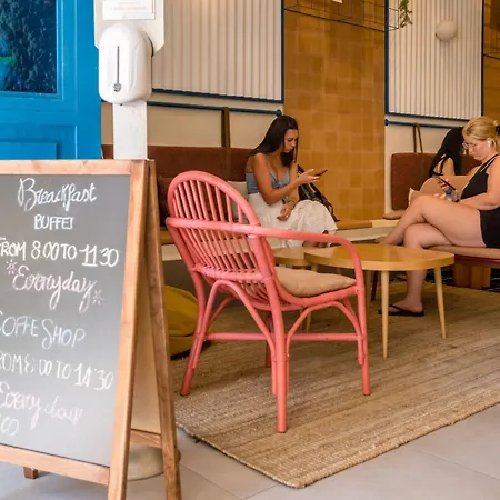 Amistat Beach Hostel Barcelona-3